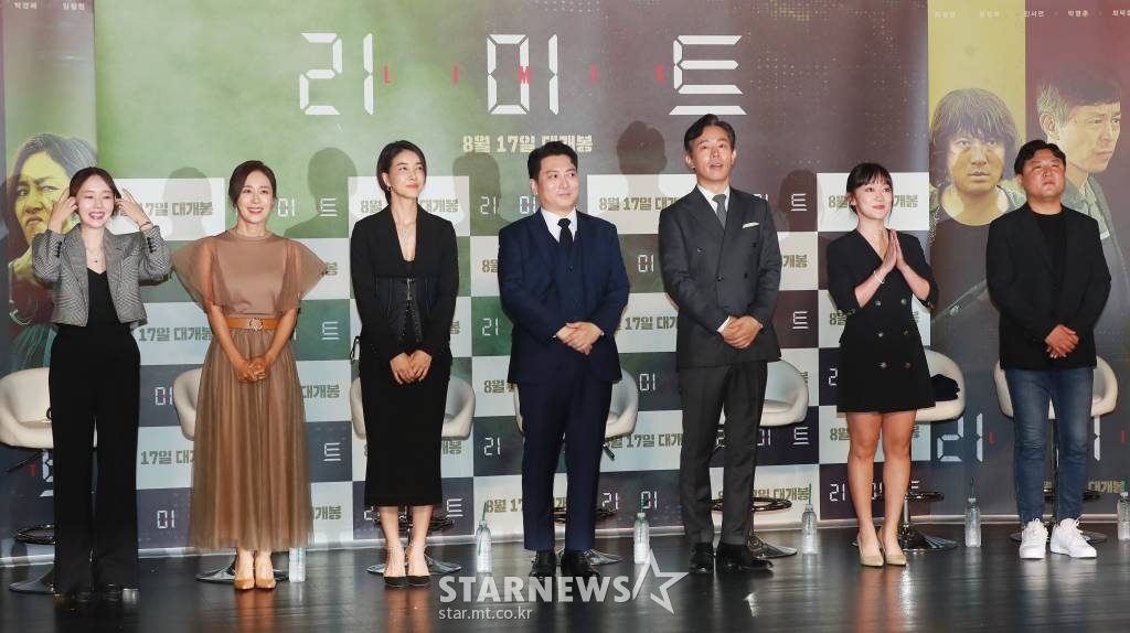 배우 이정현, 문정희, 진서연, 박명훈, 최덕문, 박경혜, 이승준 감독이 14일 오전 서울 광진구 롯데시네마 건대입구점에서 진행된 영화 '리미트'(감독 이승준) 제작발표회에 참석해 인사를 하고 있다. 아동 연쇄 유괴사건 피해자 엄마의 대역을 맡은 생활안전과 소속 경찰 '소은'(이정현 분)이 사건을 해결하던 도중 의문의 전화를 받으면서 최악의 위기에 빠지게 되는 범죄 스릴러 '리미트'는 8월 17일 개봉한다. /2022.07.14 /사진=이동훈 기자 photoguy@