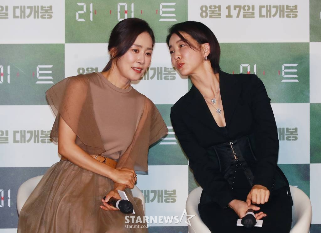 배우 문정희, 진서연이 14일 오전 서울 광진구 롯데시네마 건대입구점에서 진행된 영화 '리미트'(감독 이승준) 제작발표회에 참석해 대화를 하고 있다. 아동 연쇄 유괴사건 피해자 엄마의 대역을 맡은 생활안전과 소속 경찰 '소은'(이정현 분)이 사건을 해결하던 도중 의문의 전화를 받으면서 최악의 위기에 빠지게 되는 범죄 스릴러 '리미트'는 8월 17일 개봉한다. /2022.07.14 /사진=이동훈 기자 photoguy@