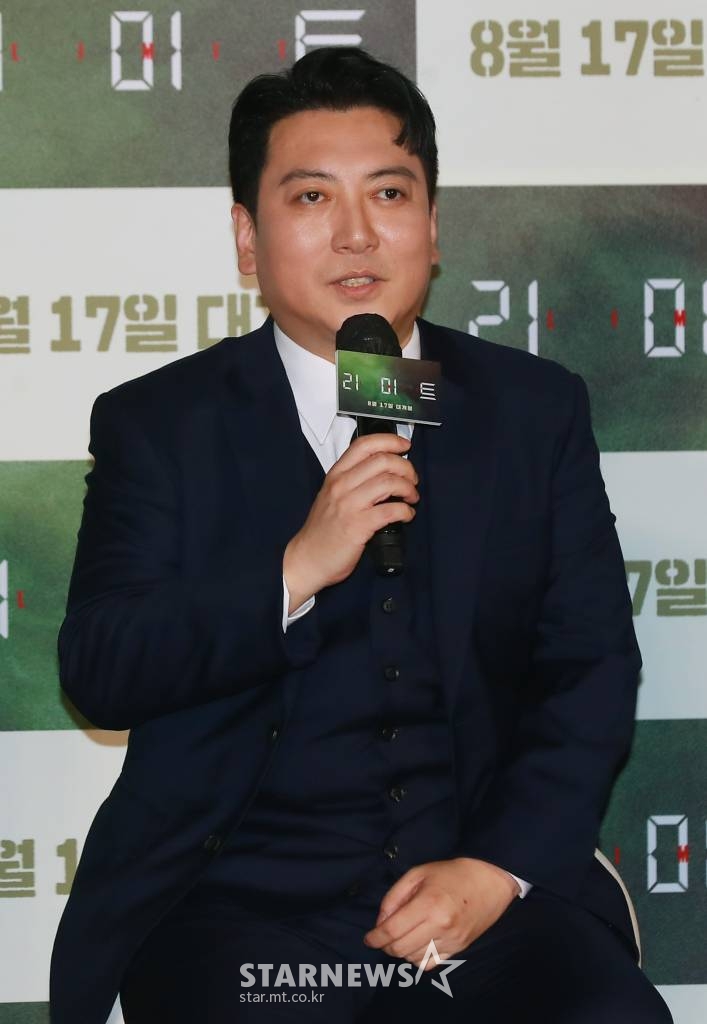 배우 박명훈이 14일 오전 서울 광진구 롯데시네마 건대입구점에서 진행된 영화 '리미트'(감독 이승준) 제작발표회에 참석해 질문에 답하고 있다. 아동 연쇄 유괴사건 피해자 엄마의 대역을 맡은 생활안전과 소속 경찰 '소은'(이정현 분)이 사건을 해결하던 도중 의문의 전화를 받으면서 최악의 위기에 빠지게 되는 범죄 스릴러 '리미트'는 8월 17일 개봉한다. /2022.07.14 /사진=이동훈 기자 photoguy@