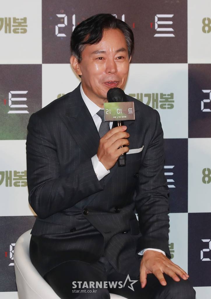 배우 최덕문이 14일 오전 서울 광진구 롯데시네마 건대입구점에서 진행된 영화 '리미트'(감독 이승준) 제작발표회에 참석해 질문에 답하고 있다. 아동 연쇄 유괴사건 피해자 엄마의 대역을 맡은 생활안전과 소속 경찰 '소은'(이정현 분)이 사건을 해결하던 도중 의문의 전화를 받으면서 최악의 위기에 빠지게 되는 범죄 스릴러 '리미트'는 8월 17일 개봉한다. /2022.07.14 /사진=이동훈 기자 photoguy@