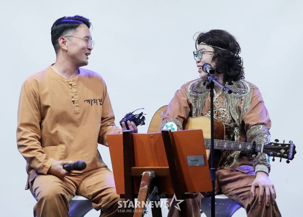 방송인 카피추(추대엽)가 14일 오후 서울 마포구 서교동 윤형빈소극장에서 진행된 신곡 '내 지갑에 있는 돈 다 갖다써라' 발매기념 쇼케이스에서 윤형빈과 대화를 나누고 있다. '내 지갑에 있는 돈 다 갖다써라'는 이수근 외에도 슈퍼주니어 신동과 배우 전원주, 씨스타의 '나 혼자'를 작곡한 '똘아이박'이 힘을 모았다. 신동은 뮤직비디오 연출을 맡아 기존 유명한 뮤직비디오를 패러디한 유쾌한 뮤직비디오를 완성했다. 또 전원주는 피처링과 뮤직비디오 카메오 출연으로, 똘아이박은 편곡자로 노래의 퀄리티를 높였다. 2022.07.14 /사진=김창현 기자 chmt@