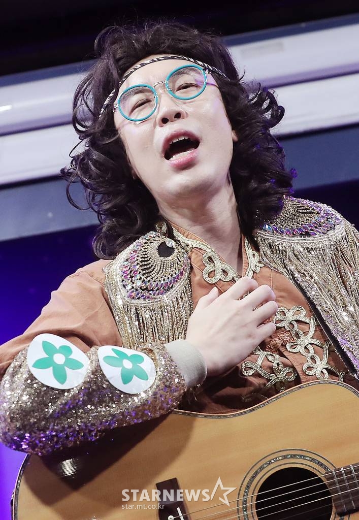 방송인 카피추(추대엽)가 14일 오후 서울 마포구 서교동 윤형빈소극장에서 진행된 신곡 '내 지갑에 있는 돈 다 갖다써라' 발매기념 쇼케이스에 참석해 멋진 공연을 선보이고 있다. '내 지갑에 있는 돈 다 갖다써라'는 이수근 외에도 슈퍼주니어 신동과 배우 전원주, 씨스타의 '나 혼자'를 작곡한 '똘아이박'이 힘을 모았다. 신동은 뮤직비디오 연출을 맡아 기존 유명한 뮤직비디오를 패러디한 유쾌한 뮤직비디오를 완성했다. 또 전원주는 피처링과 뮤직비디오 카메오 출연으로, 똘아이박은 편곡자로 노래의 퀄리티를 높였다. 2022.07.14 /사진=김창현 기자 chmt@