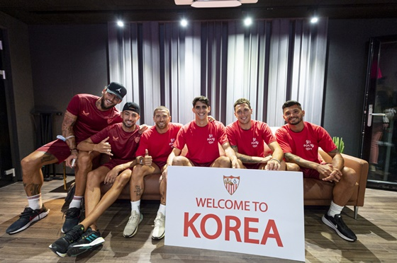 한국에서 다양한 추억을 쌓고 있는 세비야 선수들. /사진=스포티즌 제공