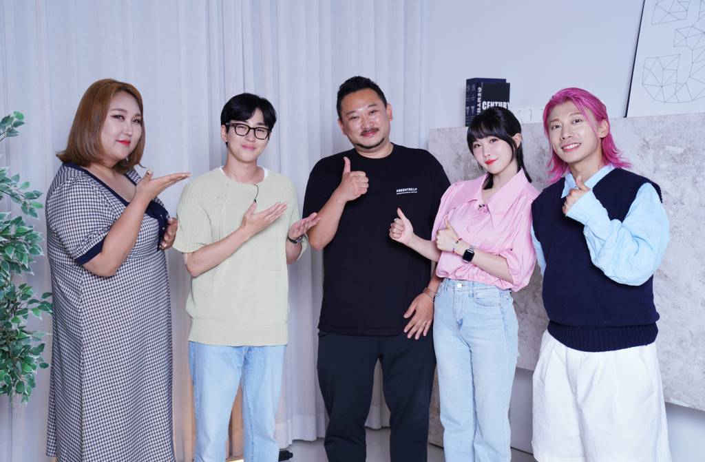 풍자, 딘딘, 김수현 PD, 조현영, 곽윤기가 15일 오전 온라인 생중계로 진행된 채널S 새 예능 '나대지마 심장아' 제작발표회에서 포즈를 취하고 있다. /사진제공=채널S 2022.07.15 /사진=이동훈 기자 photoguy@