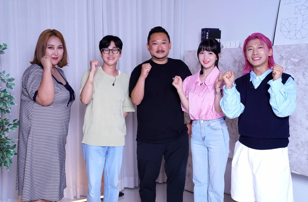 풍자, 딘딘, 김수현 PD, 조현영, 곽윤기가 15일 오전 온라인 생중계로 진행된 채널S 새 예능 '나대지마 심장아' 제작발표회에서 포즈를 취하고 있다. /사진제공=채널S 2022.07.15 /사진=이동훈 기자 photoguy@