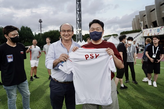 싸이(오른쪽)에게 유니폼을 선물한 세비야. /사진=프리메라리가 제공