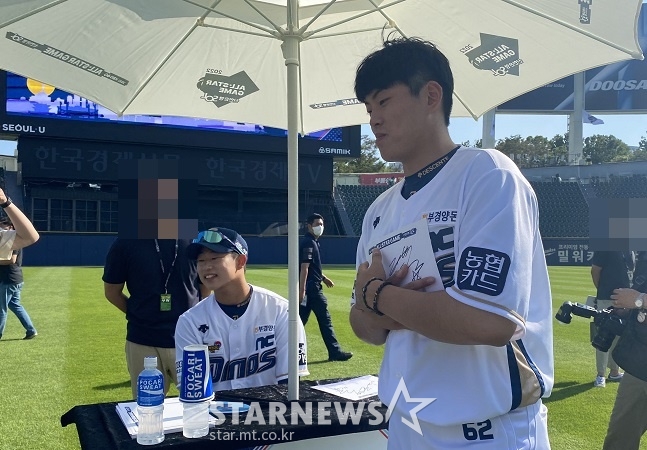 NC 하준수(맨 오른쪽)가 15일 서울 잠실야구장에서 열린 2022 KBO 퓨처스리그 올스타전 시작 전 열린 팬 사인회에서 팀 동료 김한별(오른쪽 2번째)의 사인을 받았다. /사진=양정웅 기자