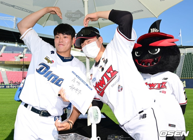 15일 서울 잠실야구장에서 '2022 신한은행 SOL KBO 올스타 프라이데이' 퓨처스 올스타 팬 사인회가 열렸다. KT 권성준(오른쪽)이 NC 하준수에게 사인을 해준 후 함께 기념촬영을 하고 있다. /사진=OSEN