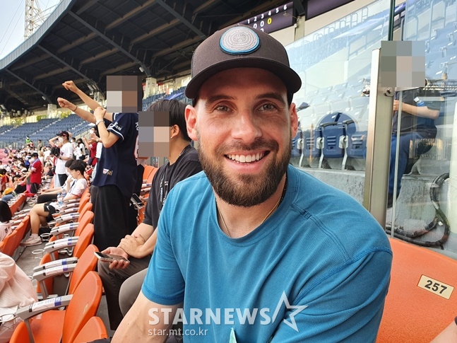 NC 닉 마티니가 15일 서울 잠실야구장에서 열린 2022 KBO 퓨처스리그 올스타전을 보기 위해 관중석을 찾았다. /사진=양정웅 기자