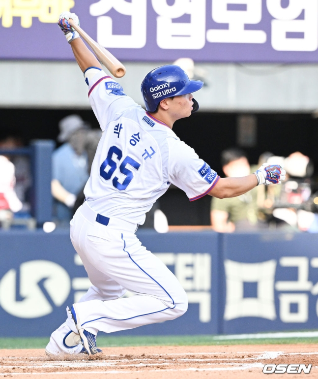 15일 오후 서울 잠실구장에서 '2022 신한은행 SOL KBO 올스타전' 퓨처스 올스타전이 진행됐다. 1회말 1사 1,3루 남부 삼성 박승규가 선취 1타점 적시 2루타를 날리고 있다. /사진=OSEN
