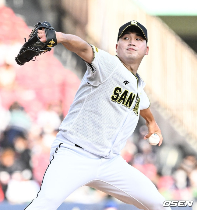 15일 오후 서울 잠실구장에서 '2022 신한은행 SOL KBO 올스타전' 퓨처스 올스타전이 진행됐다. 3회초 남부 상무 김기훈 선발투수가 역투하고 있다. /사진=OSEN