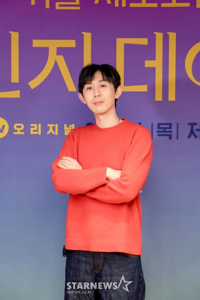 작곡가 코드 쿤스트가 31일 오후 온라인 생중계로 진행된 카카오TV 새 예능 '체인지데이즈 시즌2' 제작발표회에 참석해 포즈를 취하고 있다. 나이와 직업, 연애 기간은 서로 다르지만 각양각색의 이유로 이별의 문턱에 서 있다는 공통점을 지닌 연인들이 함께 여행하며 진정한 행복을 찾아가는 연애 리얼리티 '체인지데이즈 시즌2'는 6월 2일 공개된다. /사진제공=카카오TV 2022.05.31 /사진=이동훈 기자 photoguy@