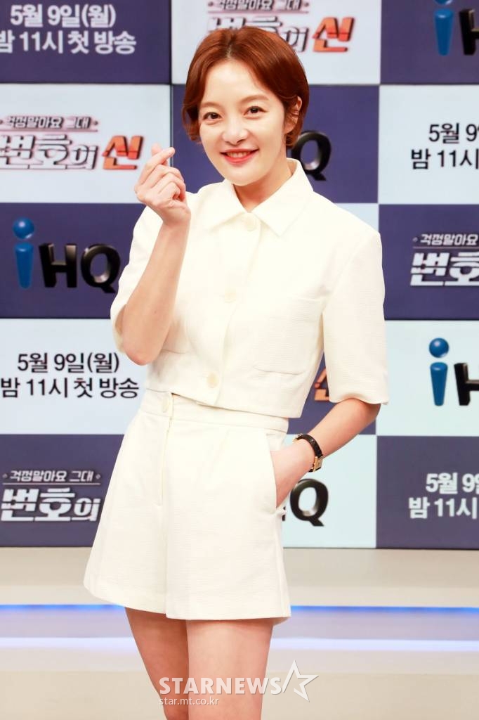 배우 황보라가 9일 오후 온라인으로 진행된 IHQ 새 예능프로그램 '변호의 신' 제작발표회에 참석해 포즈를 취하고 있다. 2022.05.09 /사진=임성균 기자 tjdrbs23@