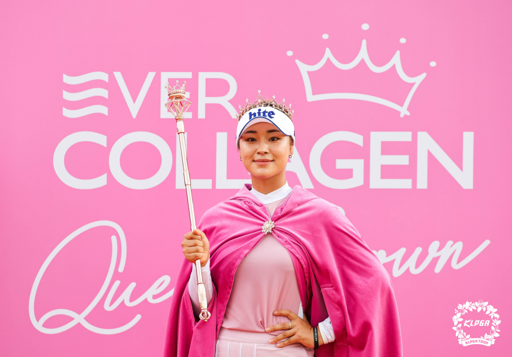 윤이나가 17일 에버콜라겐 퀸즈크라운에서 우승한 뒤 포즈를 취하고 있다./사진=KLPGA