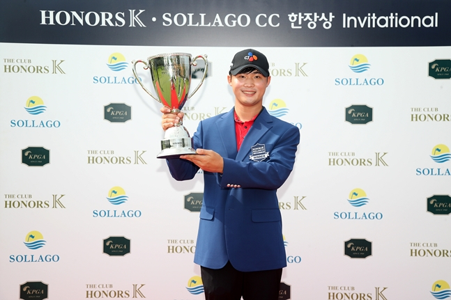 배용준이 17일 아너스K·솔라고CC 한장상 인비테이셔널에서 정상을 차지한 후 우승트로피를 들어올리고 있다./사진=KPGA
