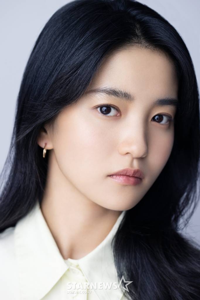 영화 '외계+인'(감독 최동훈)의 배우 김태리가 18일 오전 진행된 화상 인터뷰를 위해 포즈를 취하고 있다. 고려 말 소문 속의 신검을 차지하려는 도사들과 2022년 인간의 몸 속에 수감된 외계인 죄수를 쫓는 이들 사이에 시간의 문이 열리며 펼쳐지는 이야기를 그린 영화 '외계+인' 1부는 오는 20일 개봉된다. /사진제공=매니지먼트mmm 2022.07.18 /사진=이동훈 기자 photoguy@