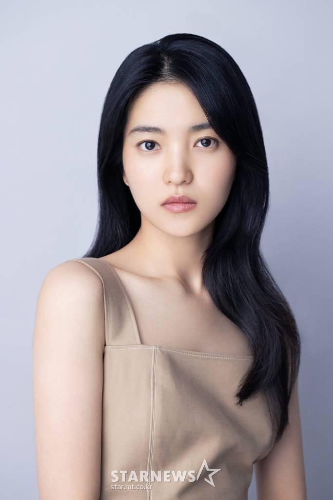 영화 '외계+인'(감독 최동훈)의 배우 김태리가 18일 오전 진행된 화상 인터뷰를 위해 포즈를 취하고 있다. 고려 말 소문 속의 신검을 차지하려는 도사들과 2022년 인간의 몸 속에 수감된 외계인 죄수를 쫓는 이들 사이에 시간의 문이 열리며 펼쳐지는 이야기를 그린 영화 '외계+인' 1부는 오는 20일 개봉된다. /사진제공=매니지먼트mmm 2022.07.18 /사진=이동훈 기자 photoguy@