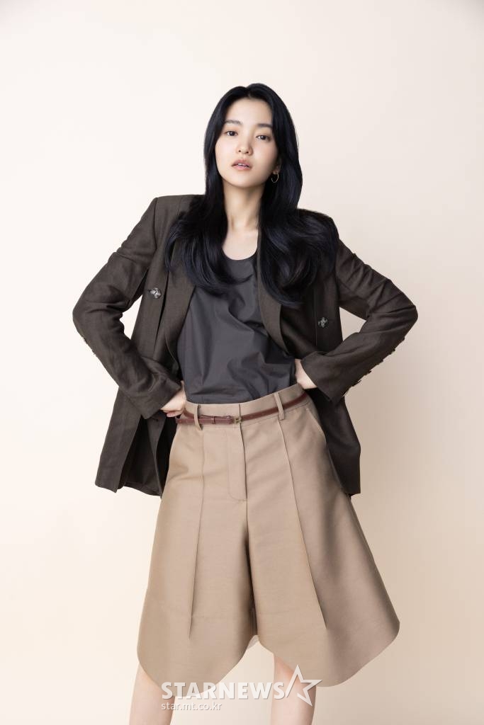 영화 '외계+인'(감독 최동훈)의 배우 김태리가 18일 오전 진행된 화상 인터뷰를 위해 포즈를 취하고 있다. 고려 말 소문 속의 신검을 차지하려는 도사들과 2022년 인간의 몸 속에 수감된 외계인 죄수를 쫓는 이들 사이에 시간의 문이 열리며 펼쳐지는 이야기를 그린 영화 '외계+인' 1부는 오는 20일 개봉된다. /사진제공=매니지먼트mmm 2022.07.18 /사진=이동훈 기자 photoguy@
