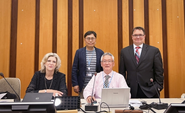 ITU-T SG13 회의에서 심동희 SK텔레콤 팀장(왼쪽에서 두 번째)이 SG(Study Group)13의장단과 사진을 찍고 있다.