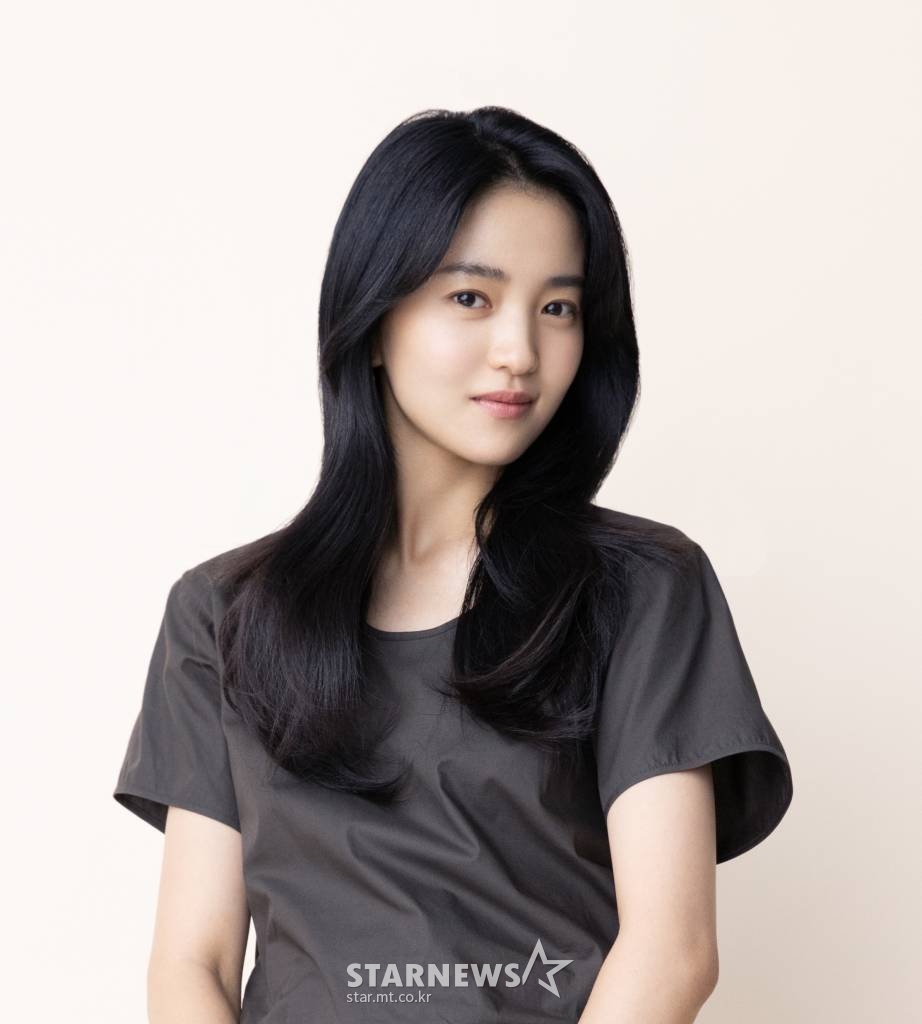 영화 '외계+인'(감독 최동훈)의 배우 김태리가 18일 오전 진행된 화상 인터뷰를 위해 포즈를 취하고 있다.  고려 말 소문 속의 신검을 차지하려는 도사들과 2022년 인간의 몸 속에 수감된 외계인 죄수를 쫓는 이들 사이에 시간의 문이 열리며 펼쳐지는 이야기를 그린 영화 '외계+인' 1부는 오는 20일 개봉된다. /사진제공=매니지먼트mmm 2022.07.18 /사진=이동훈 기자 photoguy@