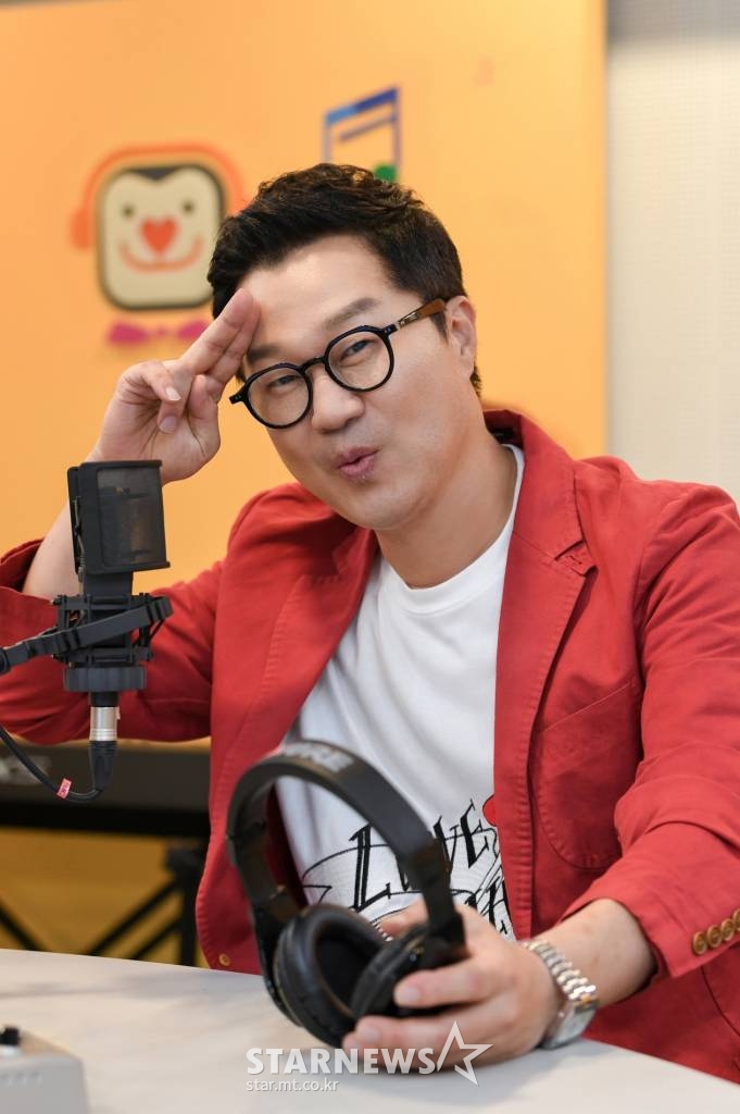 코미디언 지상렬이 18일 오후 진행된 SBS 라디오 파워FM·러브AM 새 프로그램 론칭 기자간담회를 위해 포즈를 취하고 있다. 파워FM은 개그맨 황제성이 진행하는 '황제파워'를, 러브FM은 지상렬이 맡은 '뜨거우면 지상렬'을 편성한다. /사진제공=SBS 2022.07.18 /사진=이동훈 기자 photoguy@