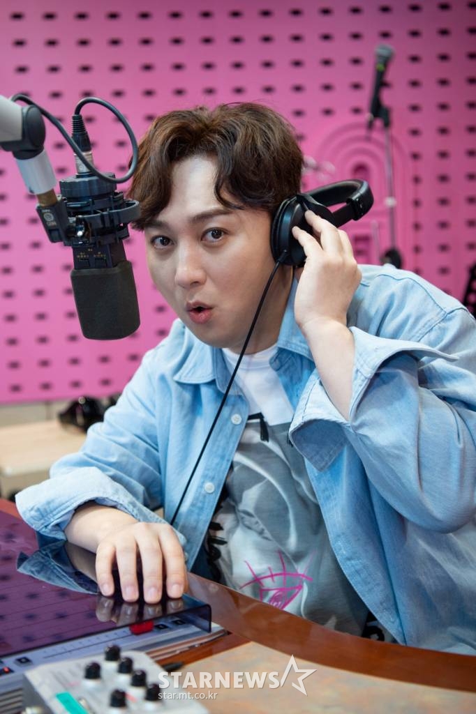 코미디언 황제성이 18일 오후 진행된 SBS 라디오 파워FM·러브AM 새 프로그램 론칭 기자간담회를 위해 포즈를 취하고 있다. 파워FM은 개그맨 황제성이 진행하는 '황제파워'를, 러브FM은 지상렬이 맡은 '뜨거우면 지상렬'을 편성한다. /사진제공=SBS 2022.07.18 /사진=이동훈 기자 photoguy@