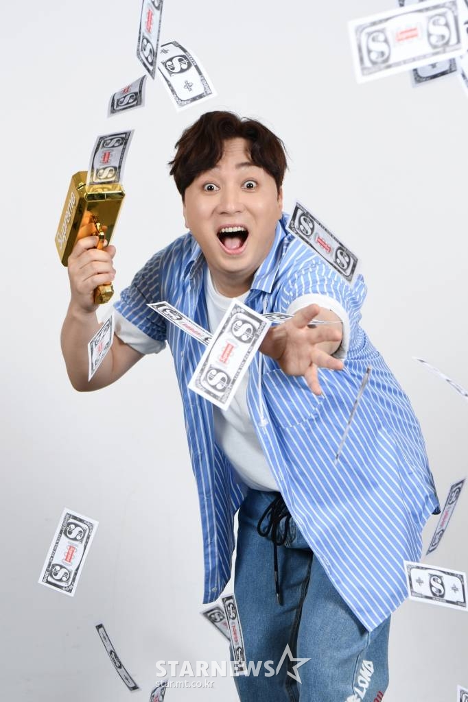 코미디언 황제성이 18일 오후 진행된 SBS 라디오 파워FM·러브AM 새 프로그램 론칭 기자간담회를 위해 포즈를 취하고 있다. 파워FM은 개그맨 황제성이 진행하는 '황제파워'를, 러브FM은 지상렬이 맡은 '뜨거우면 지상렬'을 편성한다. /사진제공=SBS 2022.07.18 /사진=이동훈 기자 photoguy@