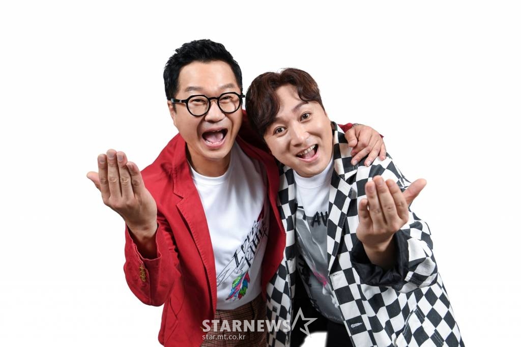 코미디언 지상렬, 황제성이 18일 오후 진행된 SBS 라디오 파워FM·러브AM 새 프로그램 론칭 기자간담회를 위해 포즈를 취하고 있다. 파워FM은 개그맨 황제성이 진행하는 '황제파워'를, 러브FM은 지상렬이 맡은 '뜨거우면 지상렬'을 편성한다. /사진제공=SBS 2022.07.18 /사진=이동훈 기자 photoguy@