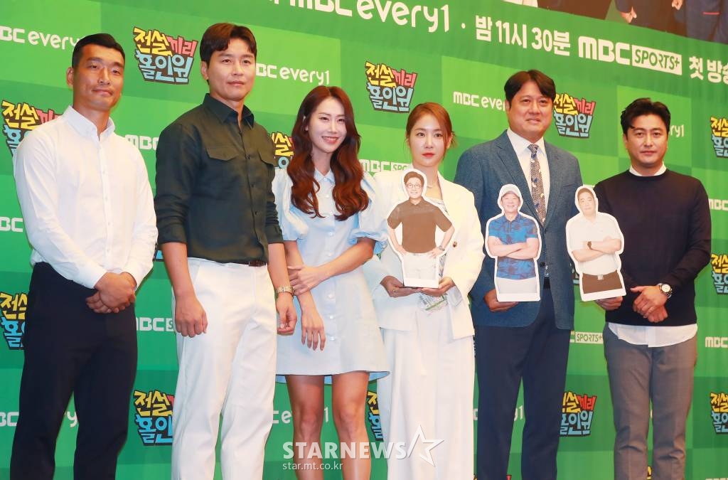 조원희, 이동국, 김하늘, 소유, 문경은, 안정환이 19일 오전 서울 상암동 스탠포드 호텔에서 진행된 MBC에브리원 예능 '전설끼리 홀인원' 제작발표회에 참석해 포즈를 취하고 있다. 축구와 농구 레전드 스타들이 펼치는 골프 대결을 통해 스포츠의 짜릿함과 예능의 유쾌함을 동시에 만끽할 수 있는 프로그램 '전설끼리 홀인원'은 오늘(19일) 첫 방송된다. /2022.07.19 /사진=이동훈 기자 photoguy@