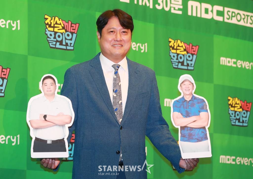 전 농구감독 문경은이 19일 오전 서울 상암동 스탠포드 호텔에서 진행된 MBC에브리원 예능 '전설끼리 홀인원' 제작발표회에 참석해 포즈를 취하고 있다. 축구와 농구 레전드 스타들이 펼치는 골프 대결을 통해 스포츠의 짜릿함과 예능의 유쾌함을 동시에 만끽할 수 있는 프로그램 '전설끼리 홀인원'은 오늘(19일) 첫 방송된다. /2022.07.19 /사진=이동훈 기자 photoguy@