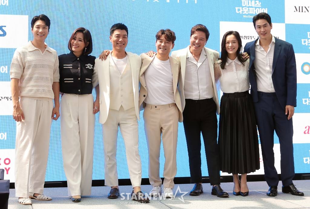 뮤지컬배우 김다현, 박혜나, 양준모, 임창정, 정성화, 신영숙, 김산호가 19일 오후 서울 중구 앰배서더 서울 풀만 호텔에서 열린 뮤지컬 '미세스 다웃파이어' 제작발표회에 참석해 포즈를 취하고 있다. 전세계 최초 라이선스 공연을 선보이는 '미세스 다웃파이어'는 동명의 영화를 원작으로 한 작품이다. 오는 8월 30일 개막. 2022.07.19 /사진=김창현 기자 chmt@