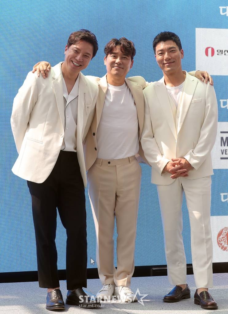뮤지컬배우 정성화, 임창정, 양준모가 19일 오후 서울 중구 앰배서더 서울 풀만 호텔에서 열린 뮤지컬 '미세스 다웃파이어' 제작발표회에 참석해 포즈를 취하고 있다. 전세계 최초 라이선스 공연을 선보이는 '미세스 다웃파이어'는 동명의 영화를 원작으로 한 작품이다. 오는 8월 30일 개막. 2022.07.19 /사진=김창현 기자 chmt@