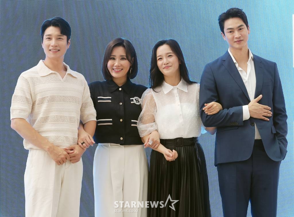 뮤지컬배우 김다현, 박혜나, 신영숙, 김산호가 19일 오후 서울 중구 앰배서더 서울 풀만 호텔에서 열린 뮤지컬 '미세스 다웃파이어' 제작발표회에 참석해 포즈를 취하고 있다. 전세계 최초 라이선스 공연을 선보이는 '미세스 다웃파이어'는 동명의 영화를 원작으로 한 작품이다. 오는 8월 30일 개막. 2022.07.19 /사진=김창현 기자 chmt@