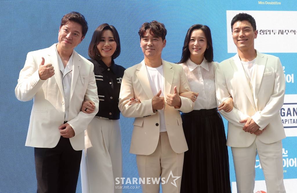 뮤지컬배우 정성화, 박혜나, 임창정, 신영숙, 양준모가 19일 오후 서울 중구 앰배서더 서울 풀만 호텔에서 열린 뮤지컬 '미세스 다웃파이어' 제작발표회에 참석해 포즈를 취하고 있다. 전세계 최초 라이선스 공연을 선보이는 '미세스 다웃파이어'는 동명의 영화를 원작으로 한 작품이다. 오는 8월 30일 개막. 2022.07.19 /사진=김창현 기자 chmt@