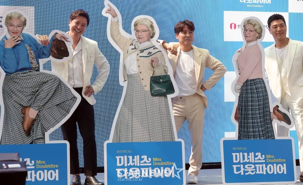뮤지컬배우 정성화, 임창정, 양준모가 19일 오후 서울 중구 앰배서더 서울 풀만 호텔에서 열린 뮤지컬 '미세스 다웃파이어' 제작발표회에 참석해 포즈를 취하고 있다. 전세계 최초 라이선스 공연을 선보이는 '미세스 다웃파이어'는 동명의 영화를 원작으로 한 작품이다. 오는 8월 30일 개막. 2022.07.19 /사진=김창현 기자 chmt@