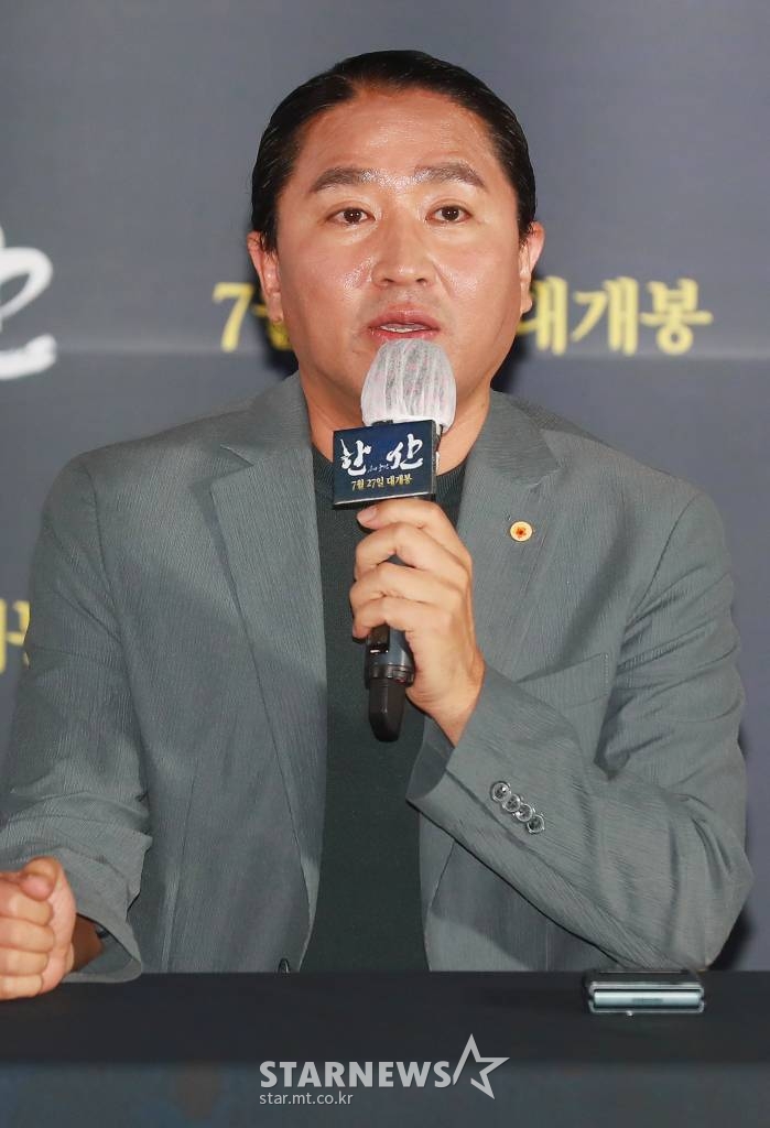 김한민 감독이 19일 오후 서울 롯데시네마 월드타워점에서 진행된 영화 '한산: 용의 출현' 언론배급시사회에 참석해 질문에 답하고 있다. '명량'의 후속작으로 절대적인 열세 속에서 전황을 뒤집은 이순신 장군과 조선 수군의 위대한 승리를 그린 영화 '한산: 용의 출현'은 오는 27일 개봉한다. /2022.07.19 /사진=이동훈 기자 photoguy@
