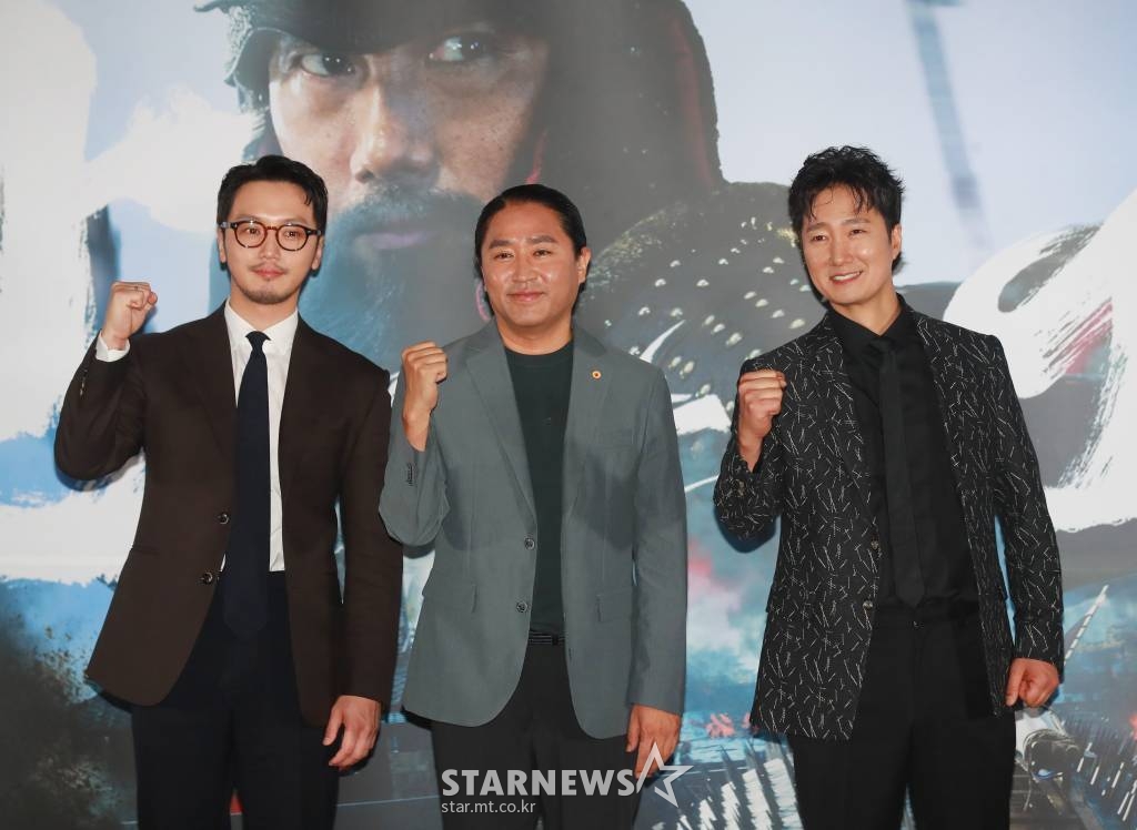 변요한, 김한민 감독, 박해일이 19일 오후 서울 롯데시네마 월드타워점에서 진행된 영화 '한산: 용의 출현' 언론배급시사회에 참석해 질문에 답하고 있다. '명량'의 후속작으로 절대적인 열세 속에서 전황을 뒤집은 이순신 장군과 조선 수군의 위대한 승리를 그린 영화 '한산: 용의 출현'은 오는 27일 개봉한다. /2022.07.19 /사진=이동훈 기자 photoguy@
