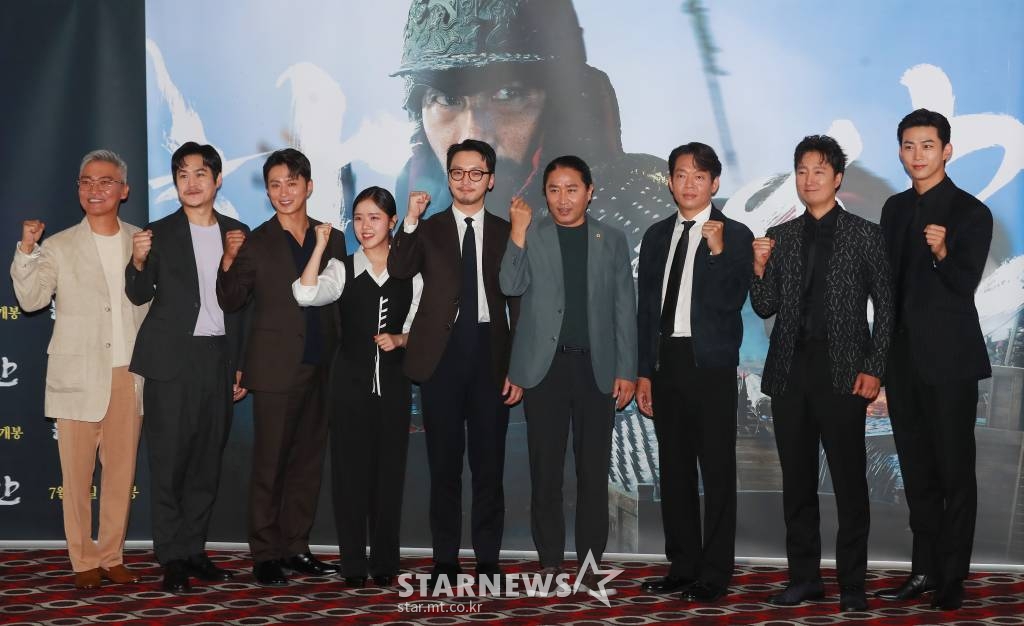 배우 조재윤, 김성균, 깅성규, 김향기, 변요한, 김한민 감독, 배우 박지환, 박해일, 옥택연이 19일 오후 서울 롯데시네마 월드타워점에서 진행된 영화 '한산: 용의 출현' 언론배급시사회에 참석해 질문에 답하고 있다. '명량'의 후속작으로 절대적인 열세 속에서 전황을 뒤집은 이순신 장군과 조선 수군의 위대한 승리를 그린 영화 '한산: 용의 출현'은 오는 27일 개봉한다. /2022.07.19 /사진=이동훈 기자 photoguy@