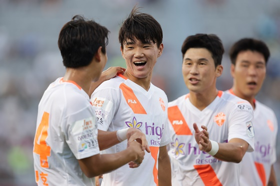 강원FC의 양현준(왼쪽에서 두 번째). /사진=한국프로축구연맹 제공