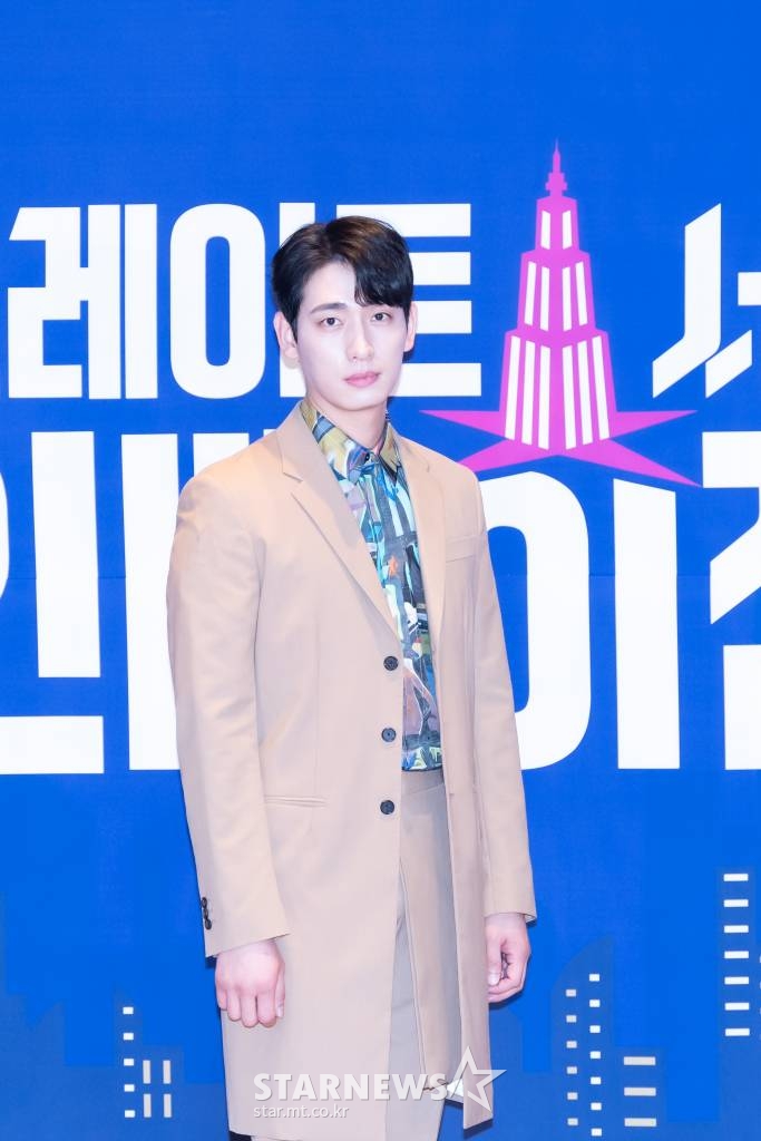 배우 윤박이 20일 오전 온라인 생중계로 진행된 엠넷 예능 '그레이트 서울 인베이전' 제작발표회에 참석해 포즈를 취하고 있다. 글로벌 밴드가 되기 위해 THE G TOWER(더 지 타워)에 모인 밴드들의 혹독한 생존게임을 그린 프로그램 '그레이트 서울 인베이전'은 오늘(20일) 첫 방송된다. /사진제공=엠넷 2022.07.20 /사진=이동훈 기자 photoguy@