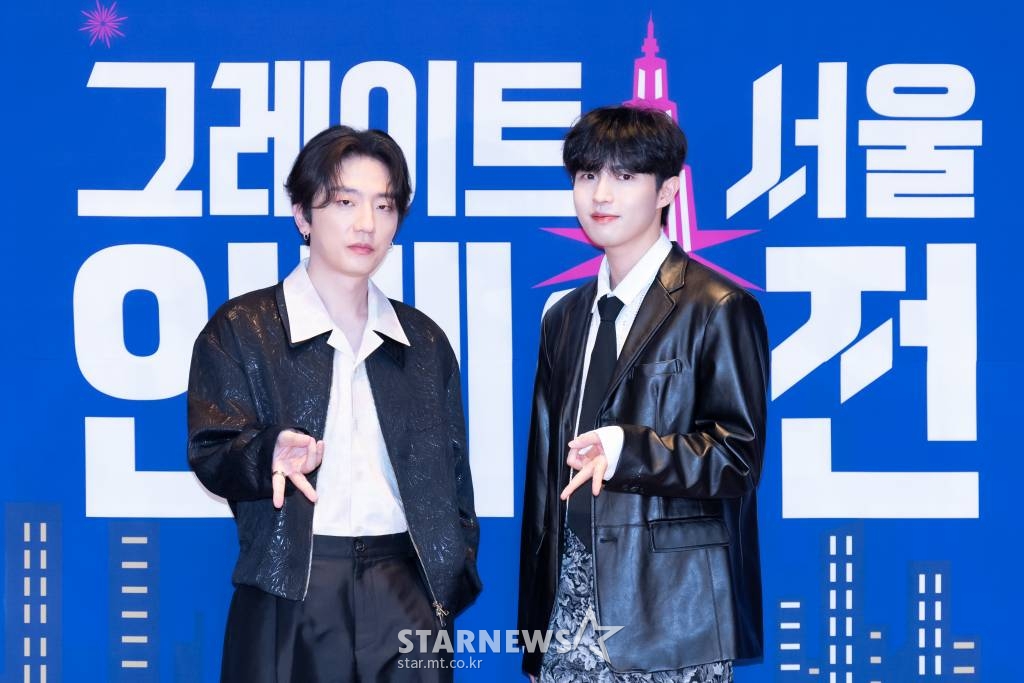 가수 윤성현, 김재환이 20일 오전 온라인 생중계로 진행된 엠넷 예능 '그레이트 서울 인베이전' 제작발표회에 참석해 포즈를 취하고 있다. 글로벌 밴드가 되기 위해 THE G TOWER(더 지 타워)에 모인 밴드들의 혹독한 생존게임을 그린 프로그램 '그레이트 서울 인베이전'은 오늘(20일) 첫 방송된다. /사진제공=엠넷 2022.07.20 /사진=이동훈 기자 photoguy@