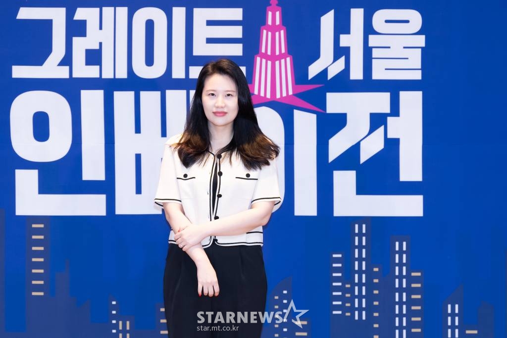 이진아 PD가 20일 오전 온라인 생중계로 진행된 엠넷 예능 '그레이트 서울 인베이전' 제작발표회에 참석해 포즈를 취하고 있다. 글로벌 밴드가 되기 위해 THE G TOWER(더 지 타워)에 모인 밴드들의 혹독한 생존게임을 그린 프로그램 '그레이트 서울 인베이전'은 오늘(20일) 첫 방송된다. /사진제공=엠넷 2022.07.20 /사진=이동훈 기자 photoguy@