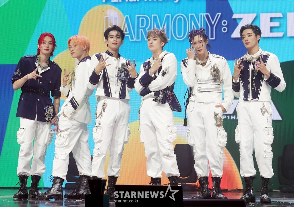 그룹 피원하모니(P1Harmony)가 20일 오후 서울 광진구 예스24 라이브홀에서 진행된 미니 4집 앨범 'HARMONY : ZERO IN' 발매기념 쇼케이스에 참석해 포즈를 취하고 있다.   'HARMONY : ZERO IN'은 아무것도 없는(ZERO) 상태에서 피원하모니만의 신세계를 조화롭게 구축해나가는 이야기를 담았다. 2022.07.20 /사진=김창현 기자 chmt@