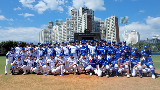지난해 열린 23세 대표팀과 18세 이하 대표팀의 연습경기 기념 사진. /사진=대한야구소프트볼협회