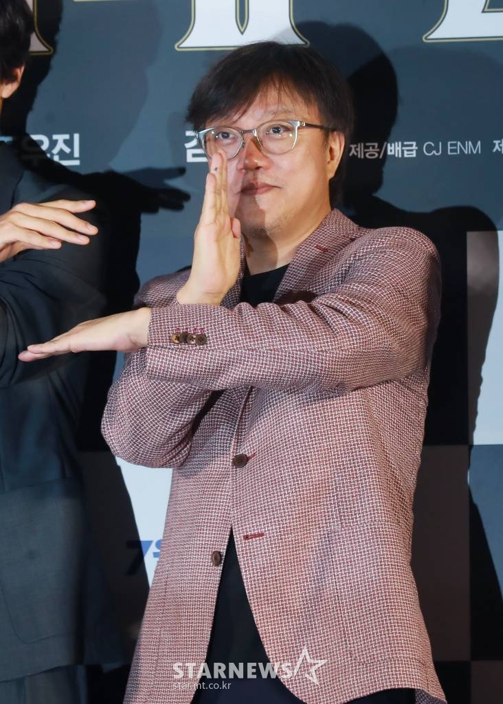 최동훈 감독이 15일 오후 서울 롯데월드타워에서 진행된 영화 '외계+인' 레드키펫 행사에 참석해 포즈를 취하고 있다. /2022.07.15 /사진=이동훈 기자 photoguy@