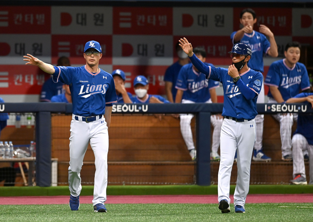 허삼영(왼쪽) 삼성 감독이 항의하러 나오고 있다. /사진=삼성 라이온즈 제공