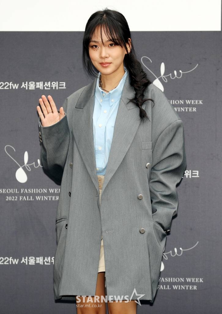 랩퍼 비비가 18일 오후 서울 종로구 서울공예박물관에서 열린 '2022 FW 서울패션위크' 본봄(BONBOM) 패션쇼에 참석해 포즈르 취하고 있다. 2022.03.18 /사진=임성균 기자 tjdrbs23@