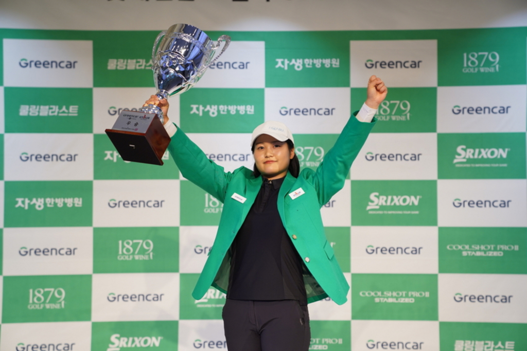 우승자 홍현지가 사진촬영을 하고 있다.