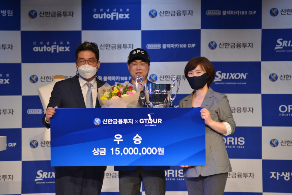 ‘2022 신한금융투자 GTOUR 남자대회 4차’ 결선 시상식에서 (왼쪽부터) 골프존 손장순 상무, 우승자 순범준, 신한금융투자 김수영 본부장이 기념 촬영을 하고 있다.