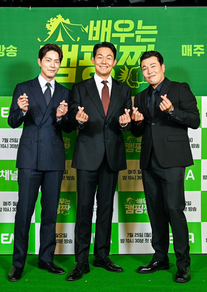 배우 홍종현, 박성웅, 신승환이 25일 오전 온라인으로 진행된 채널A, ENA채널 예능프로그램 '배우는 캠핑짱' 제작발표회에 참석해 포즈를 취하고 있다. '배우는 캠핑짱'은 캠핑장 운영이 처음인 초보 사장님들이 가지각색 특별한 사연을 가진 손님들과 함께 인생을 배우는 캠핑 리얼리티 프로그램이다. 이날 오후 10시 30분 첫 방송. / 사진제공 = ENA채널, 채널A /사진=김창현 기자 chmt@